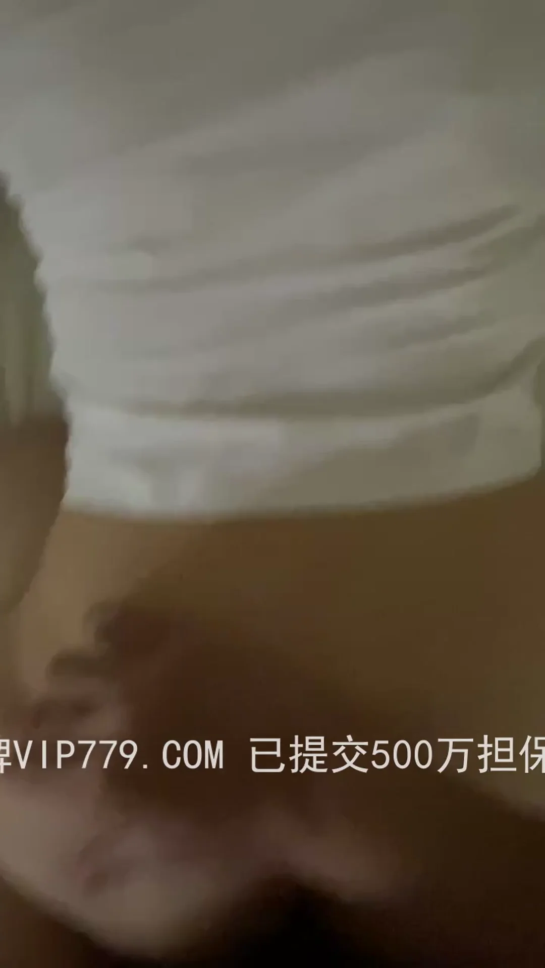 女友深夜突然发情把我压在身下狂骑 骚到我差点射太快 封面