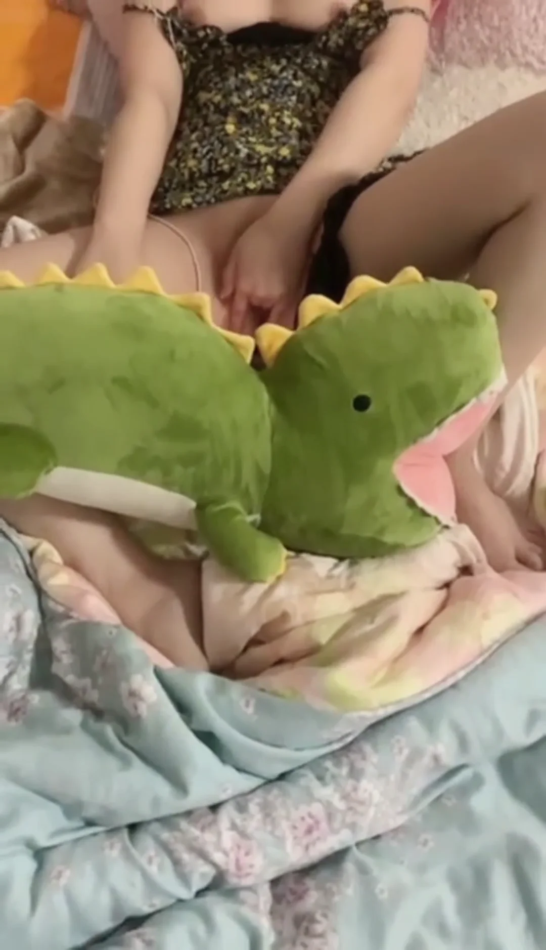 骚老婆和CP视频连麦自慰互相指导操到喷水高潮 封面