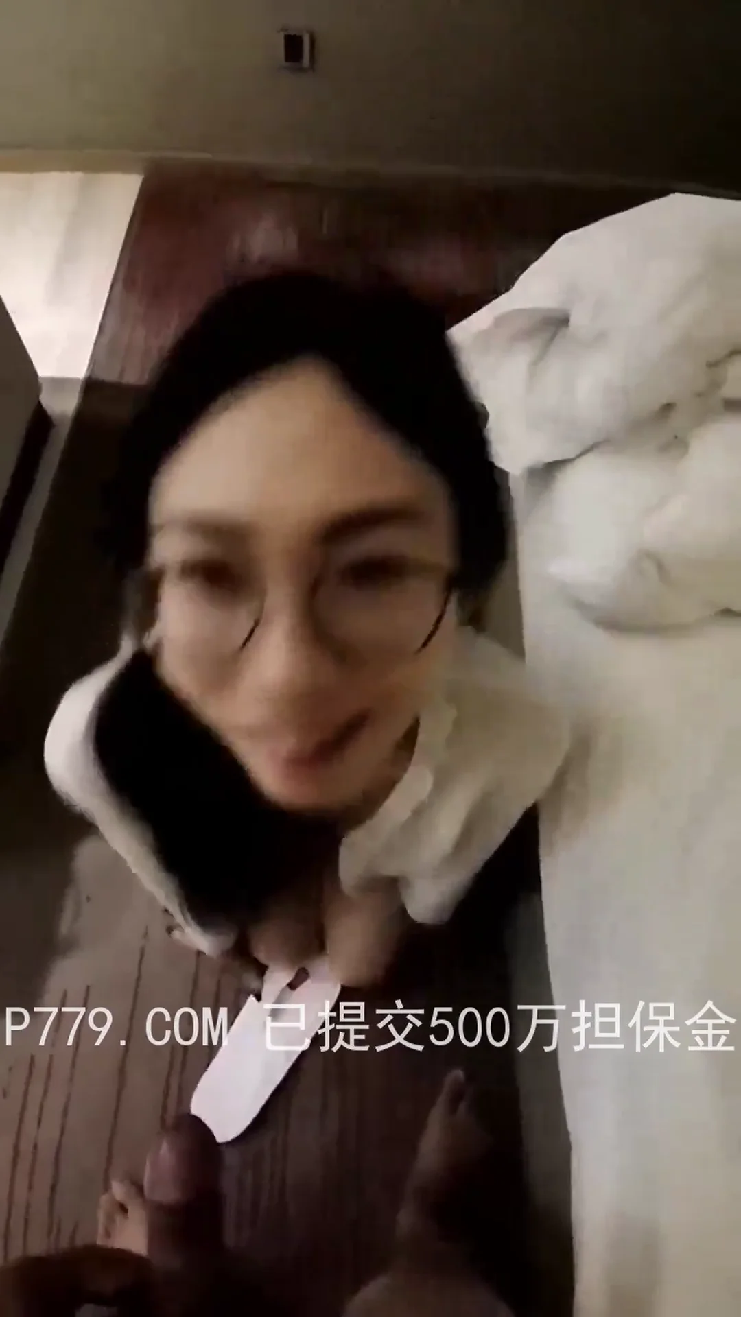 美女老师跪在讲台下给我深喉口交吞精到腿软 封面