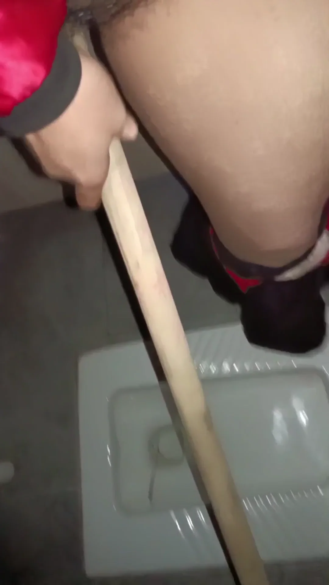 母狗人妻公厕自慰喷水 项圈骚穴被路人听到浪叫 封面