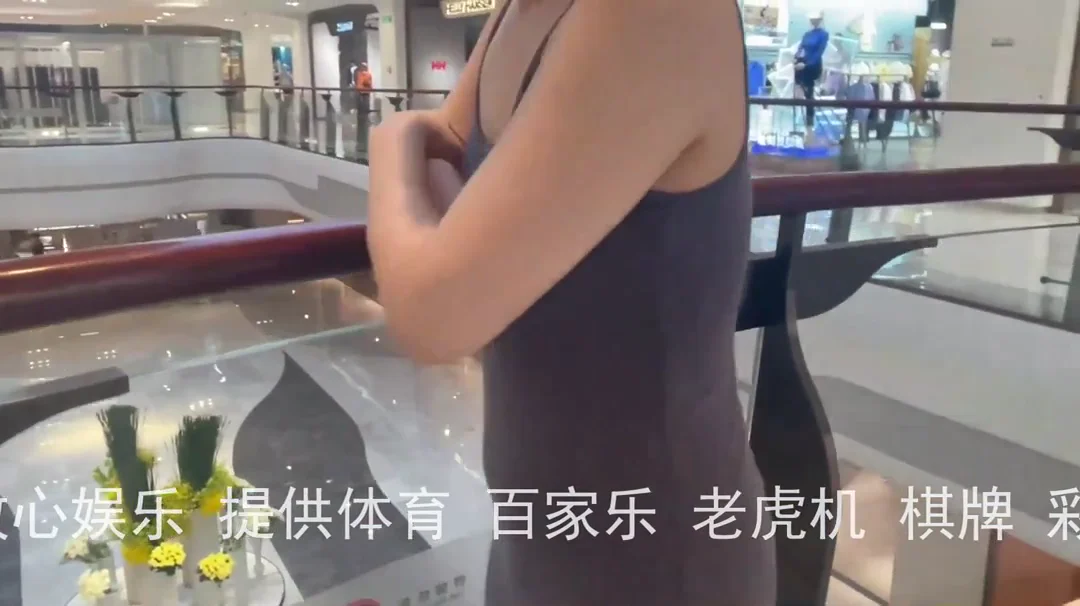 商场咖啡馆里我远程震她到高潮喷水，旁边人多她却抖得快哭了 封面