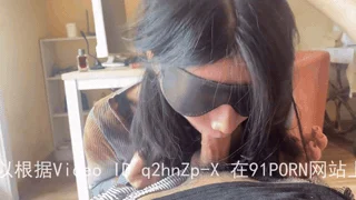 我把办公室极品女同事按在会议桌上后入爆操，操得她叫得整层楼都听见了 封面