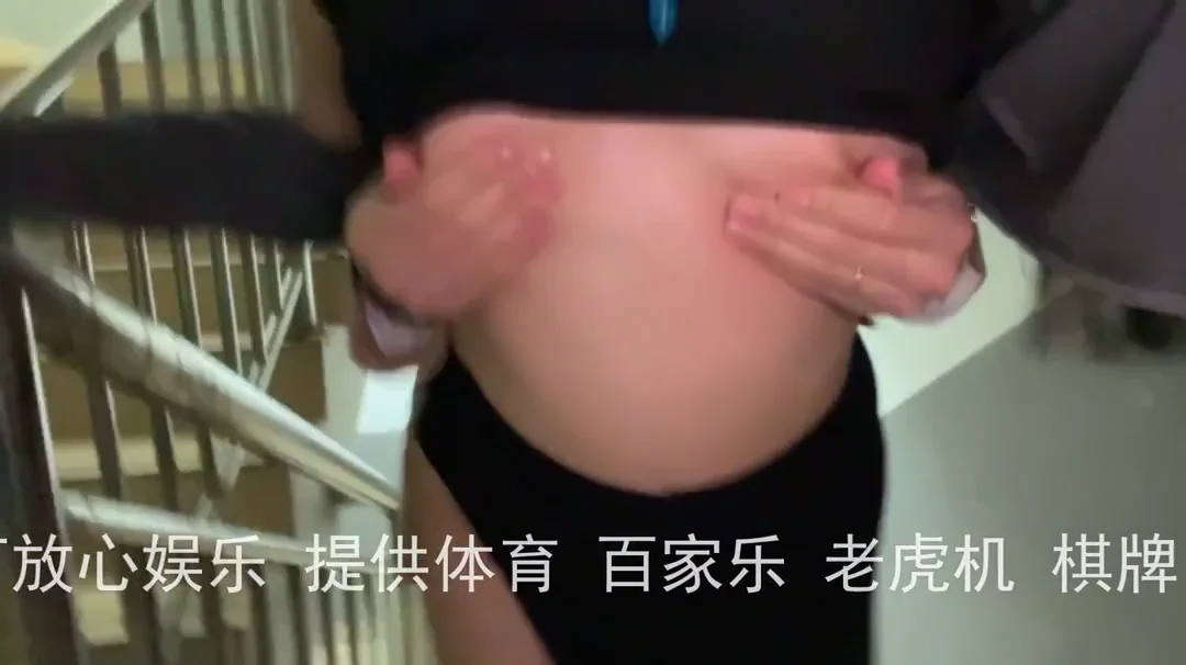 楼道偷情野战潮喷腿软