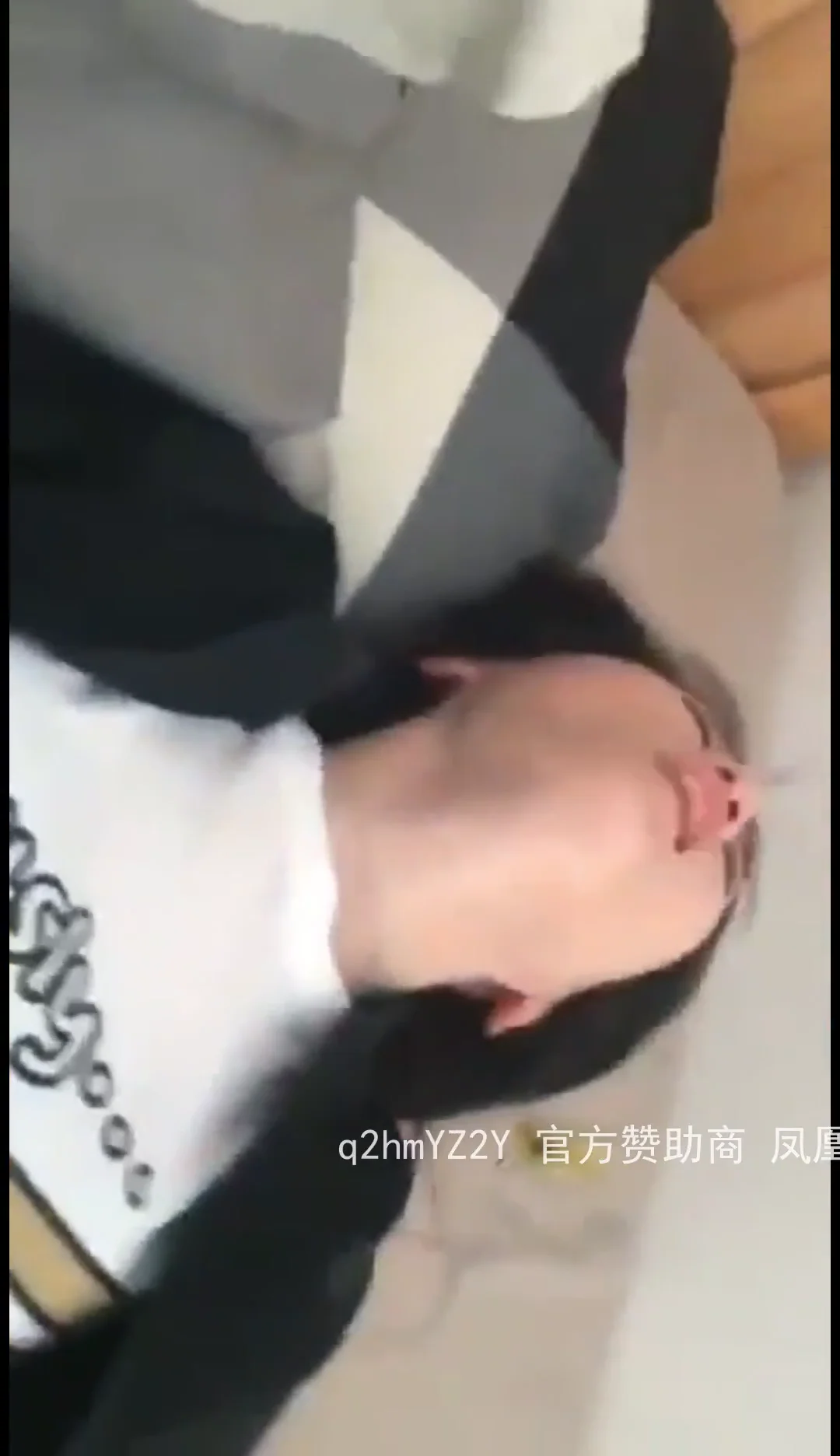 颜值爆表小宝贝穿着衣服被小哥无套猛操啪啪喷水 封面