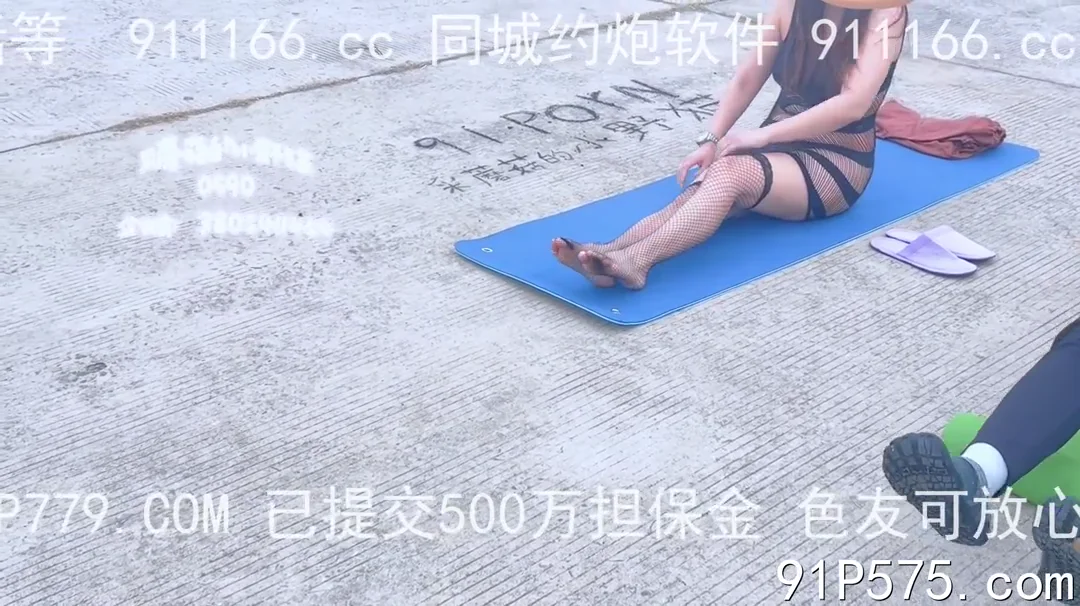 闺蜜情趣丝袜诱惑健身老公，自摸潮吹湿床单