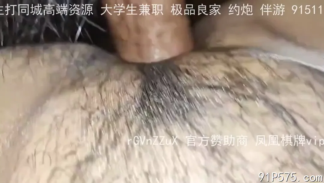 隔着油亮无缝丝袜插入女友的骚穴，感觉还不够鸡巴上再套上老婆的原味丝袜