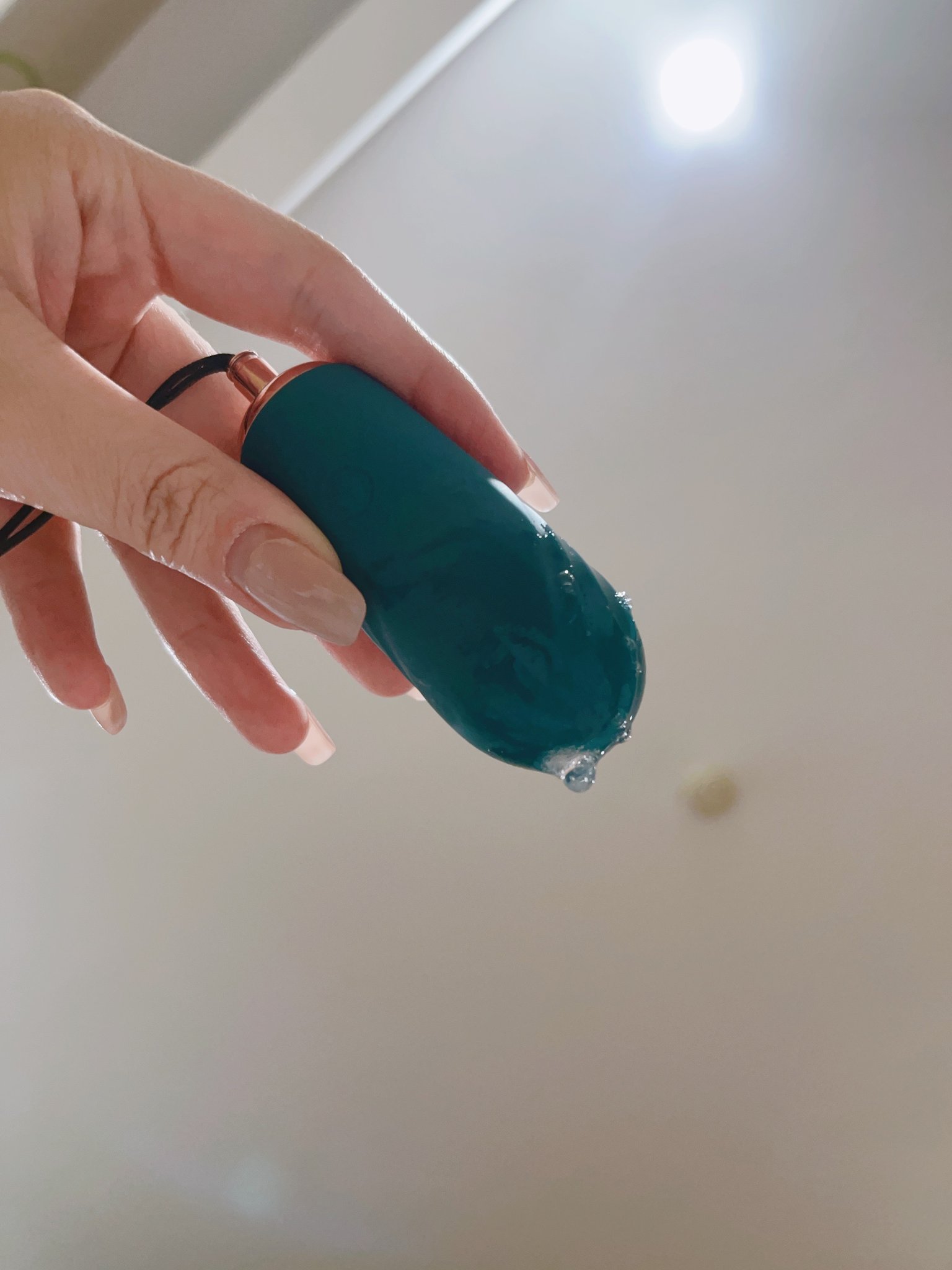 熟女深夜跪地“自救”却瞬间变身吞鸡狂魔，这反差背后到底藏着多少极品秘密
