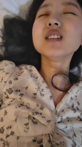 清纯女大白月光嫩穴吞大屌深喉吞精