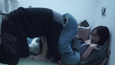 眼镜女友同居羞涩，浴后裹被藏粉躯 封面